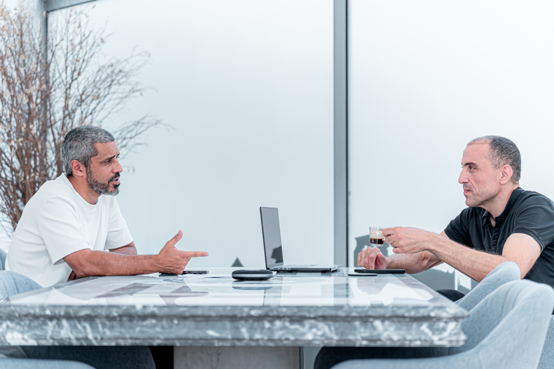 Réunion de travail entre les associés de Résonance 360 autour de la table de réunion